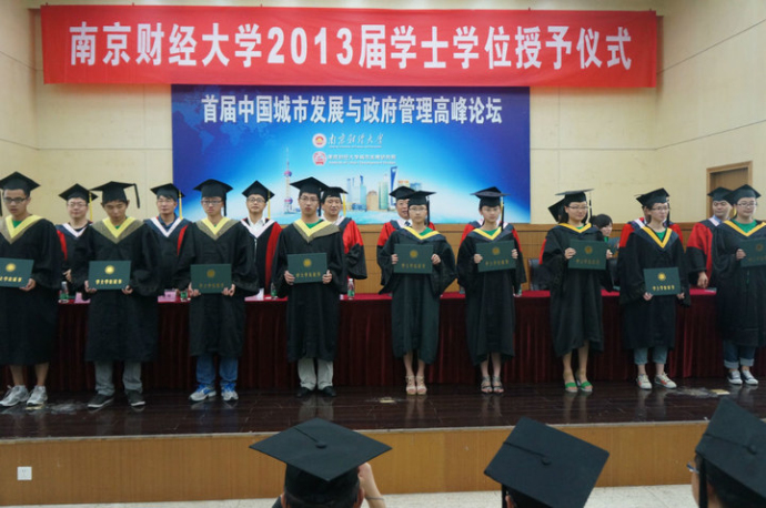 百乐门娱乐
隆重举行2013届毕业生学士学位授予仪式