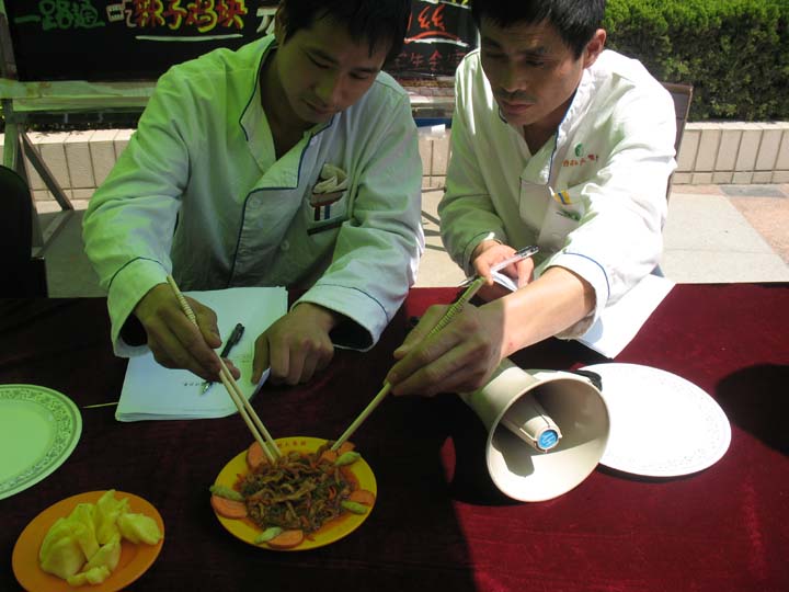 百乐门娱乐
参加美食节活动之厨王争霸