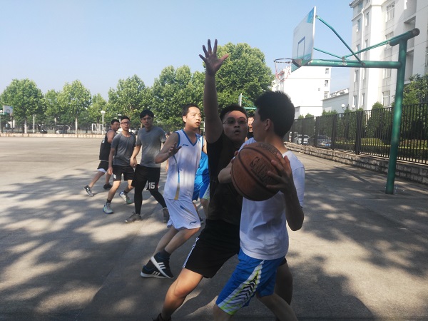 百乐门娱乐
举行欢送2018届毕业生师生篮球赛