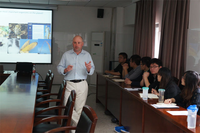 《Mold, Mushroom and Human》讲座在百乐门娱乐
召开