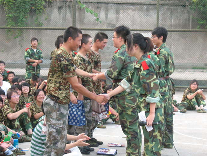 百乐门娱乐
举行文艺汇演欢送教官喜迎新生