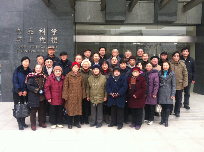 百乐门娱乐
退休老领导、老教师参观食品科学与工程楼