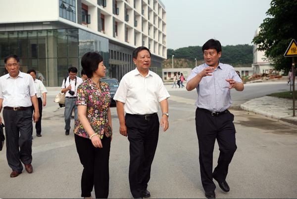 国家粮食局局长聂振邦一行来百乐门娱乐
视察