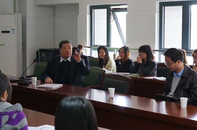 原南京经济百乐门娱乐
院长靳祖训教授回百乐门娱乐
指导工作