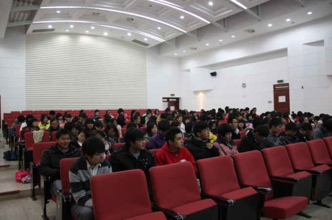 百乐门娱乐
成功举办杰出校友报告会