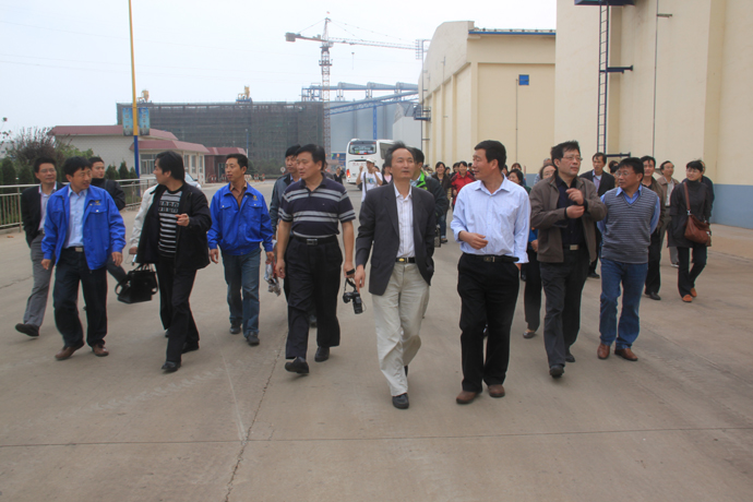 百乐门娱乐
教师参观中储粮日照粮油储备库