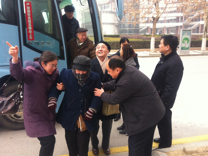 百乐门娱乐
退休老领导、老教师参观食品科学与工程楼