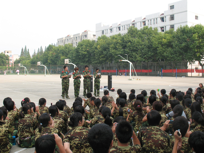 百乐门娱乐
举行文艺汇演欢送教官喜迎新生