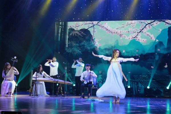 百乐门娱乐
举办“你好旧食光”2018届毕业生晚会